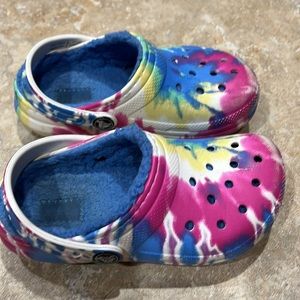 Girls fur-lined tie-dye crocs, size 11